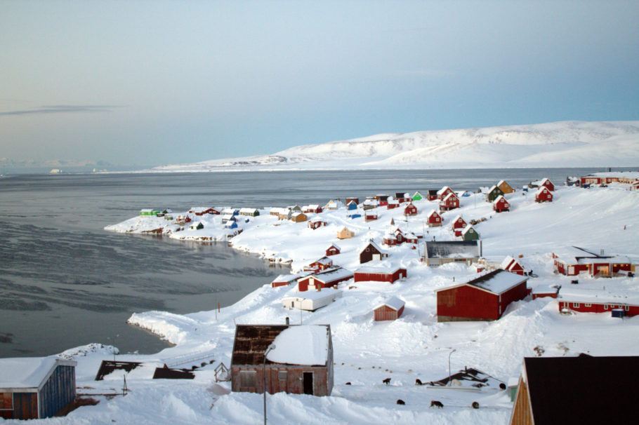 Vista panorâmica de Ittoqqortoormiit, na costa leste da Groenlândia