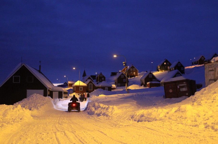 Foto tirada às 15h, em Ittoqqortoormiit; a cidade é conhecida pelas poucas horas de luz no inverno
