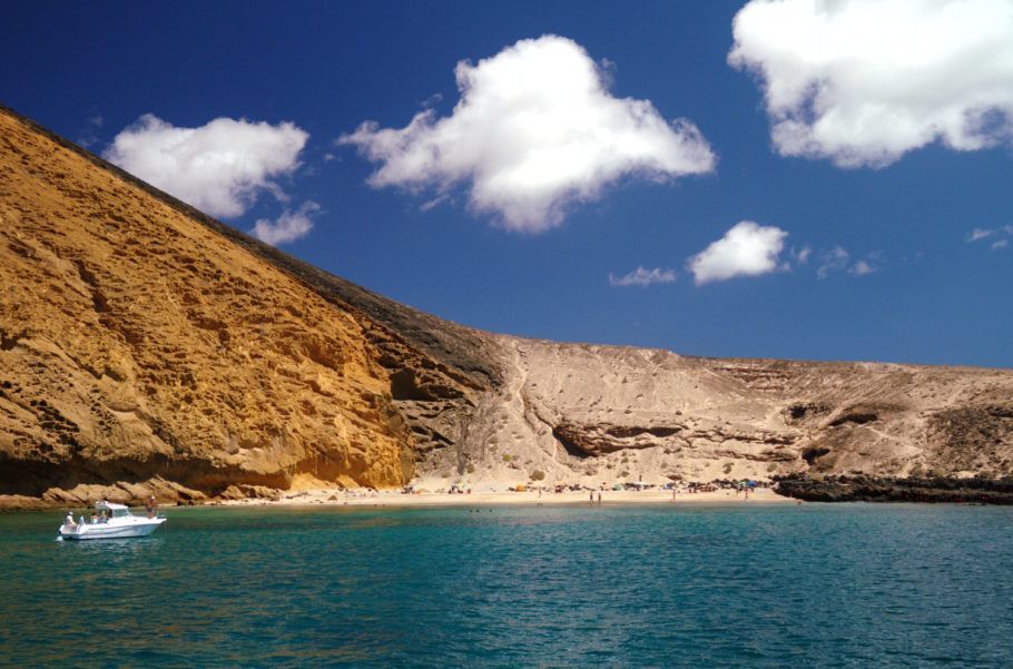 Playa de la Cocina, praia aos pés do vulcão Montaña Amarilla, na Isla Graciosa
