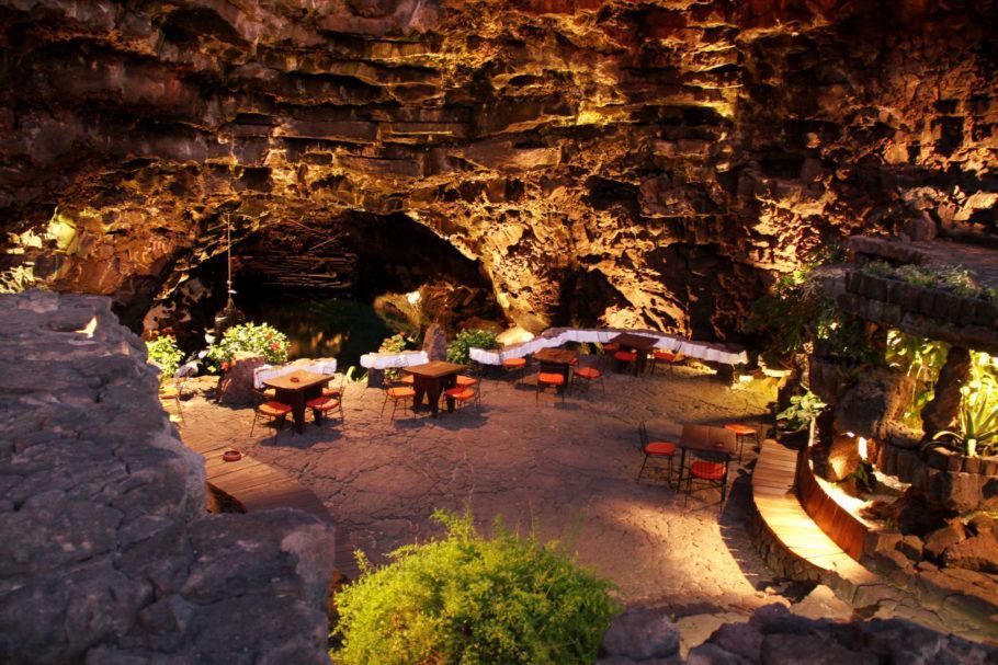 Interior do restaurante do Jameos del Agua, em Lanzarote, nas Ilhas Canárias, Espanha