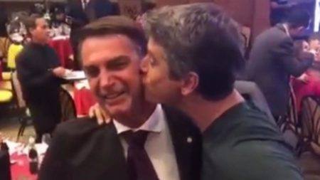 Marcio Garcia beija Jair Bolsonaro no rosto