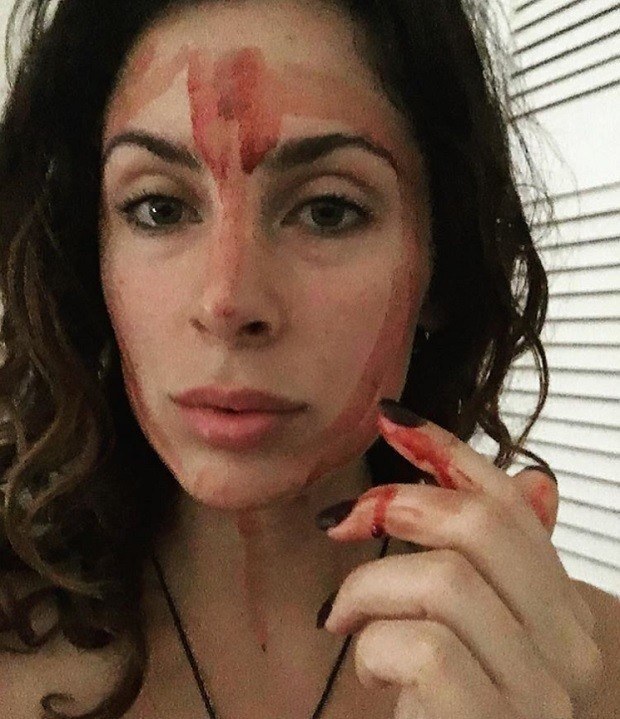 mulher com sangue no rosto