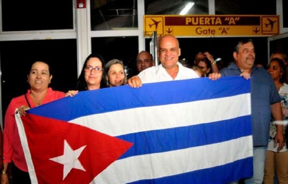 196 médicos cubanos desembarcam em Havana após deixar o Brasil