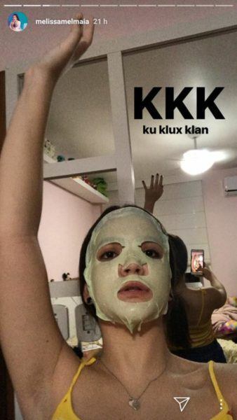 A atriz Mel Maia posou com máscara e mencionou a Ku Klux Klan