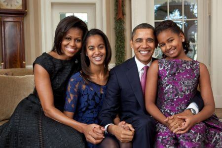 Michelle Obama, o marido Barack Obama e as filhas do casal