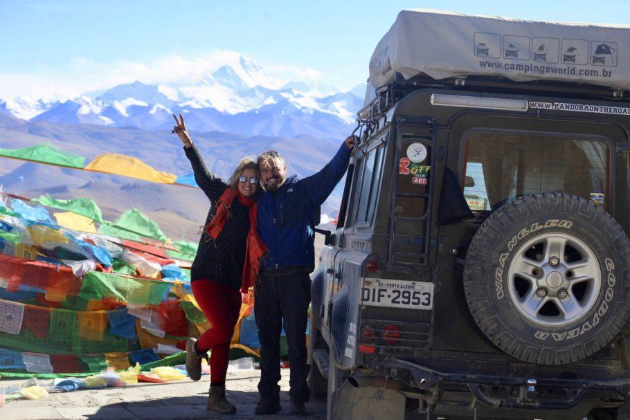 Rafaela e Eduardo, com a Pandora, no mirante de frente para o Everest, no Tibet