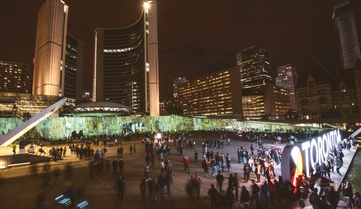 Centro de Toronto fica lotado com a festa da arte Nuit Blanche, que aconteceu em 29 de setembro