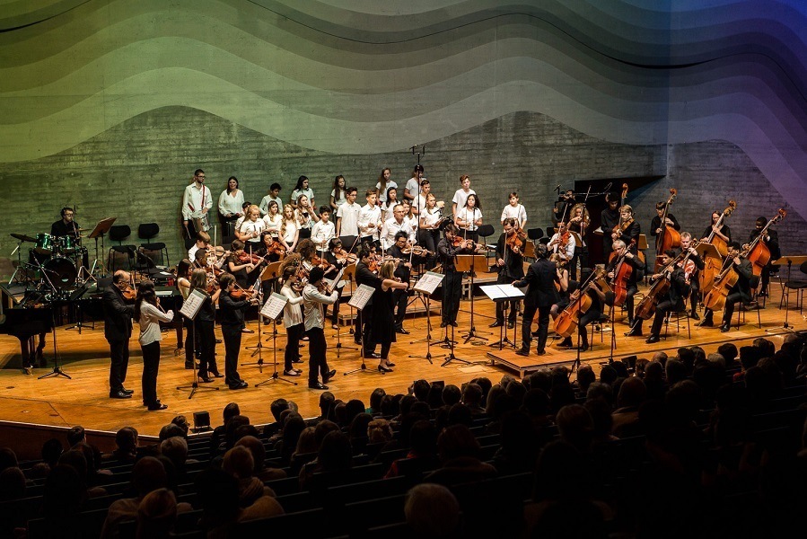 Alunos da Escola Alemã Corcovado, jovens alemães e de outras nacionalidades fazem um concerto gratuito com a Orquestra Petrobras Sinfônica