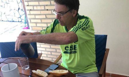 Jair Bolsonaro comendo pão com leite condensado virou mania nas redes sociais
