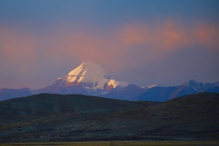Pôr do sol no Monte Kailash, a montanha sagrada para 4 religiões na Asia