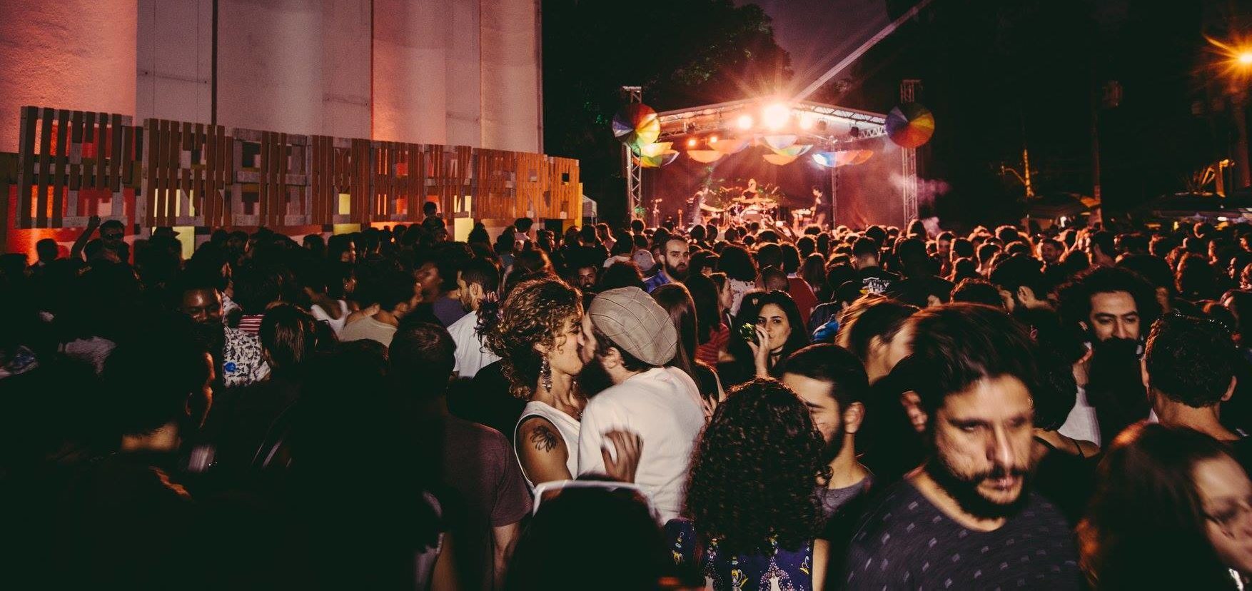 A festa acontece em meio a galpões do período industrial da cidade de São Paulo, com área externa e interna