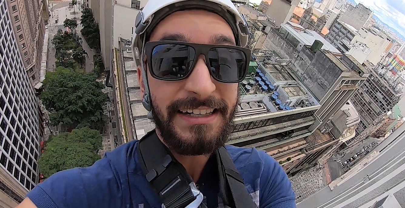 Nosso editor de vídeo, Carlos Carneiro, fez uma descida de rapel com aproximadamente 80 metros de altura
