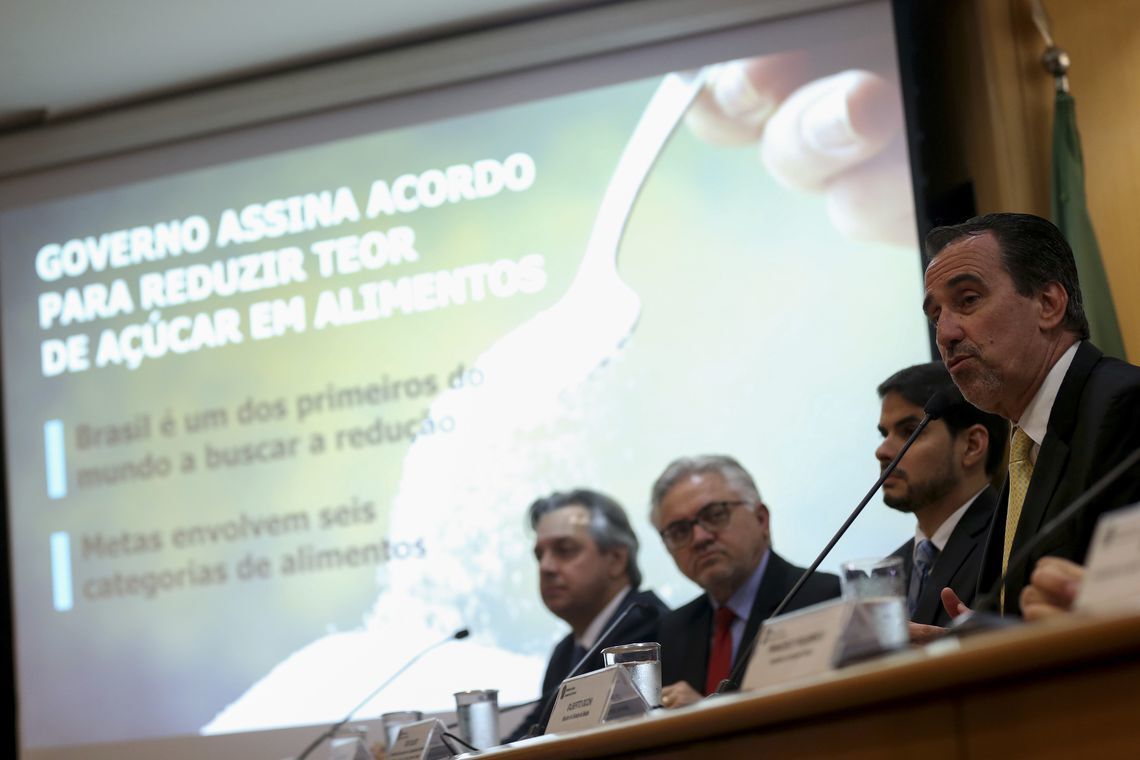 Ministro da Saúde, assina o primeiro acordo para a redução do teor de açúcar nos alimentos industrializados