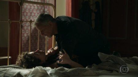 Stefania (Carol Duarte) em cena de violência com Sampaio (Marcello Novaes) em “O Sétimo Guardião”