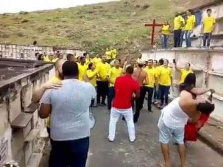 Grupo, intitulado “Evangélicos do Arrastão de Jesus”, invadiu cemitério em Niterói durante culto realizado por umbandistas e candomblecistas