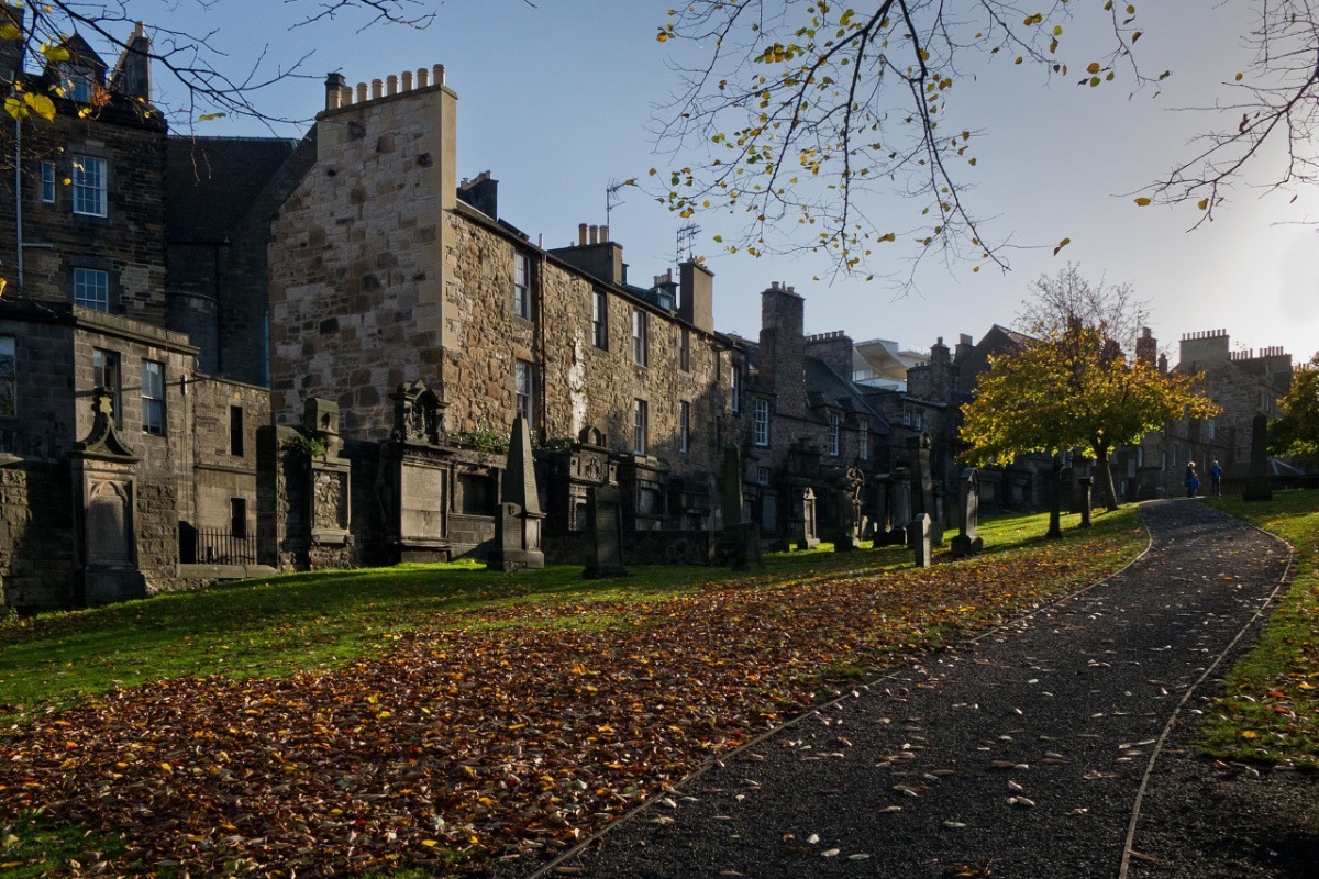Greyfriars Kirkyard, cemitério em Edimburgo onde Rowling teria se inspirado para nomes de personagens