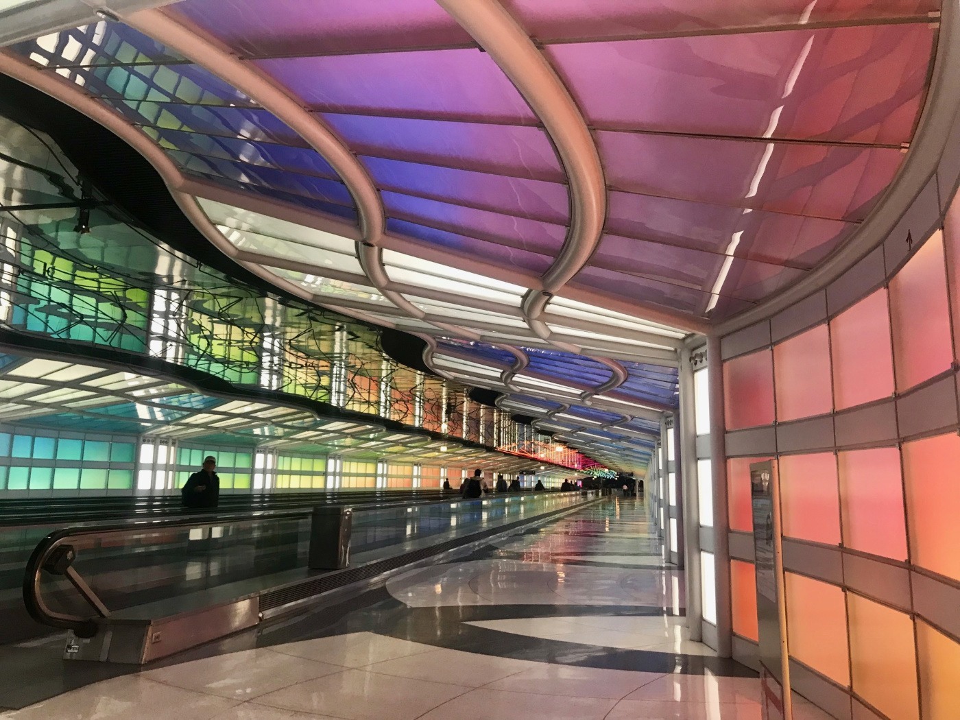 Obra em neon no aeroporto internacional de Chicago foi feita por do artista Michael Hayden e se chama The Sky is the Limit