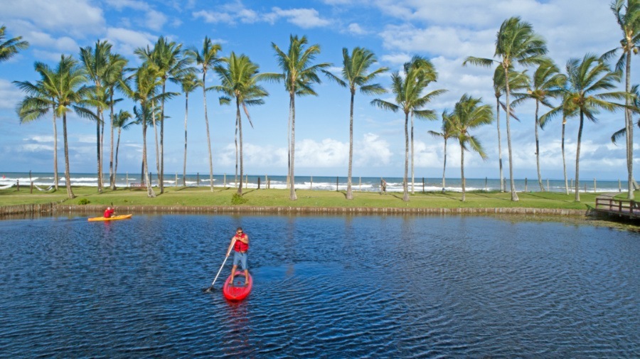 Stand up paddle de frente para o mar  na lagoa, onde também acontece a tirolesa no resort