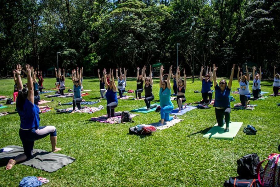 Qualquer pessoa pode participar da aula de yoga no Parque do Carmo. Não é preciso ter experiência!