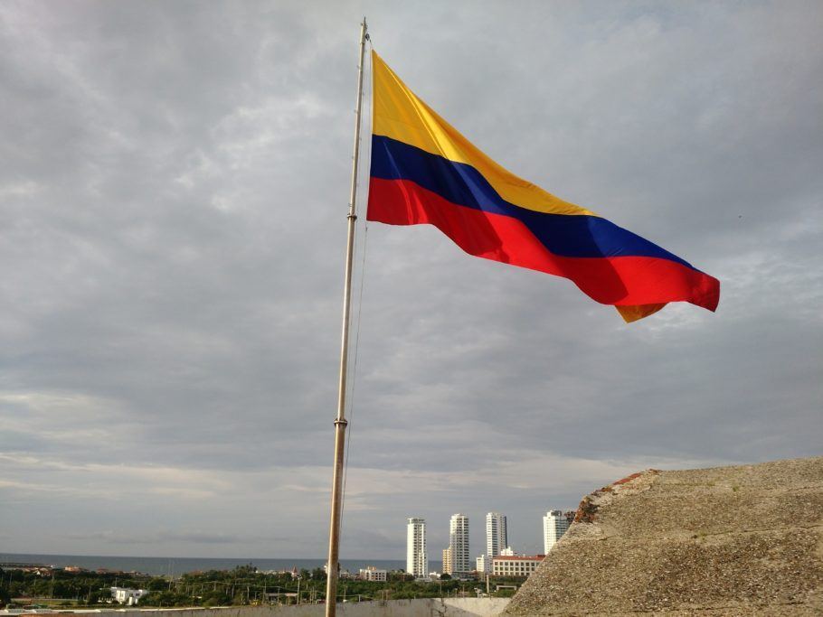 Bandeira no ponto alto do castelo de San Felipe de Barajas