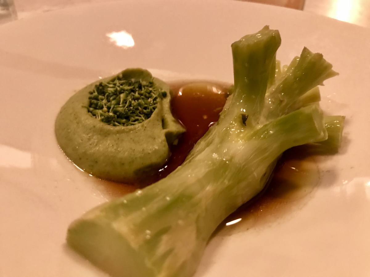 Whole broccoli – brócolis inteiro al dente em acompanhado de purê e caviar de brócolis