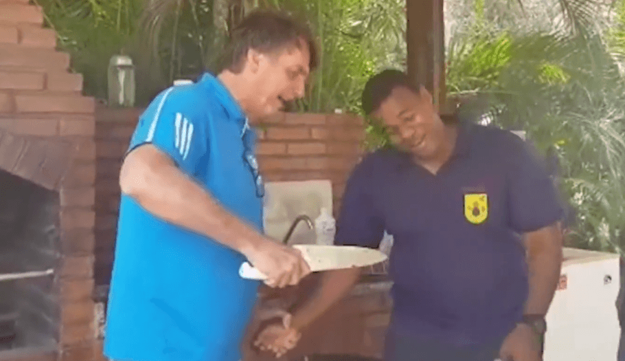 Em vídeo, Bolsonaro faz brincadeira sobre a facada