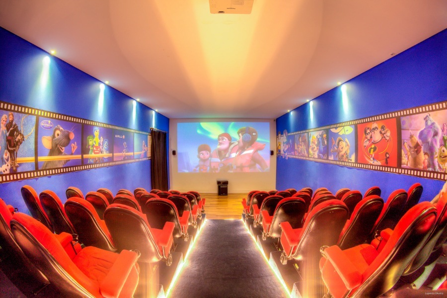 Cinema com direito a pipoca tem duas sessões, para as crianças às 16 h e para adultos às 20h