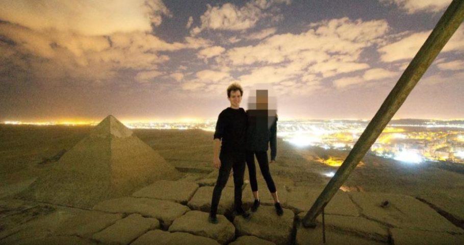 O fotógrafo dinamarquês Andreas Hvid e a amiga no alto da pirâmide de Gizé