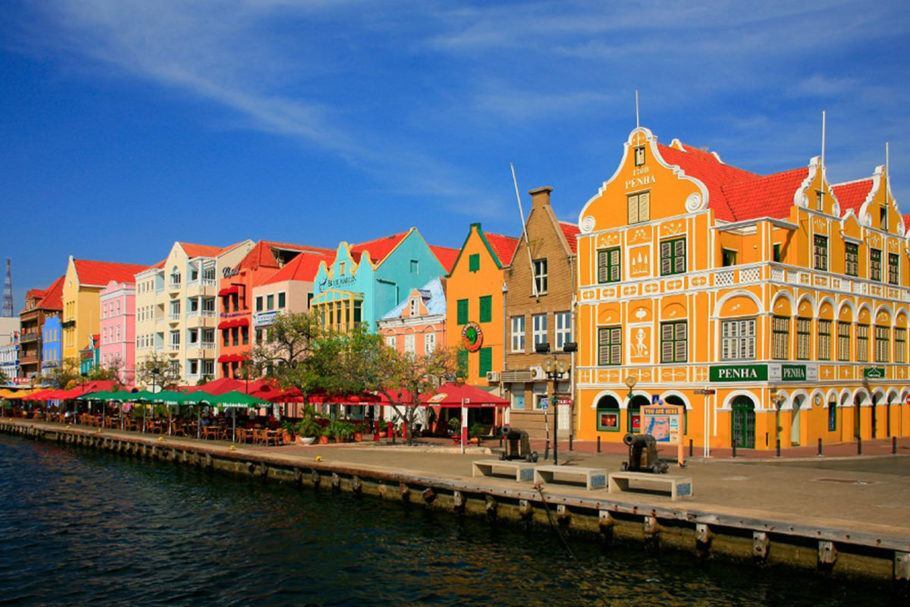 A colorida Willemstad, capital da ilha caribenha de Curaçao