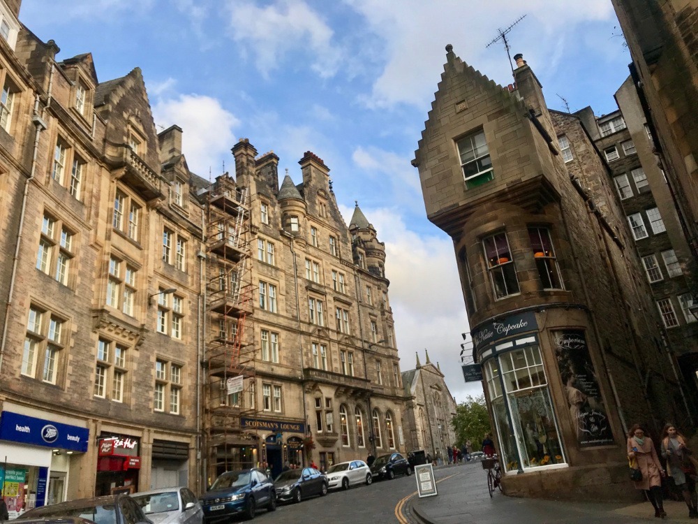 Old Town, a parte medieval de Edimburgo, fica do ladinho do icônico The Scotsman Hotel