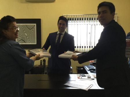 O promotor Gustavo Albano, do Ministério Público de São Paulo, recebe as assinaturas da petição