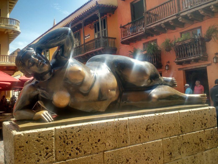 A escultura “Mulher Recostada”, de Fernando Botero, é um dos cartões-postais da cidade