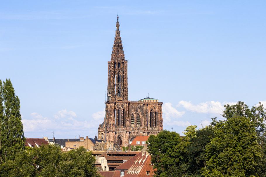 A Catedral de Nossa Senhora de Estrasburgo (Notre-Dame) pode ser vista de diversas partes da cidade