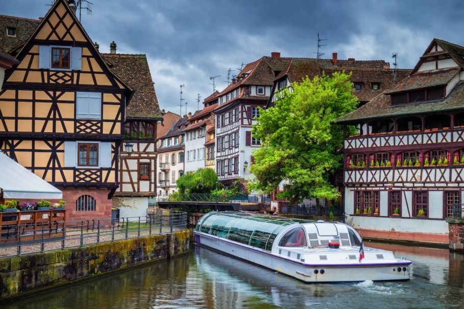 Os passeios de barcos pelos canais de Estrasburgo costumam durar uma hora