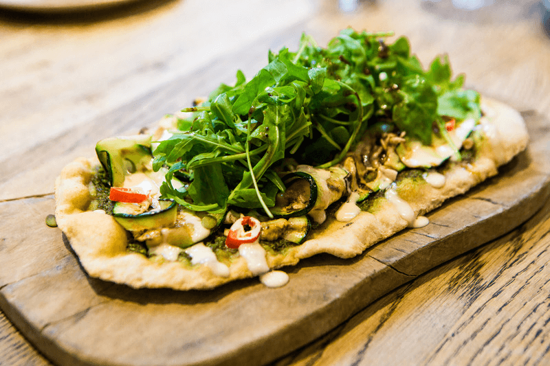 Pizzetas plant based servidas no Farmacy Kitchen (foto: Facebook)