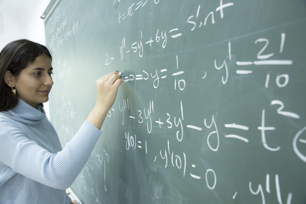 mulher resolvendo problema de matemática