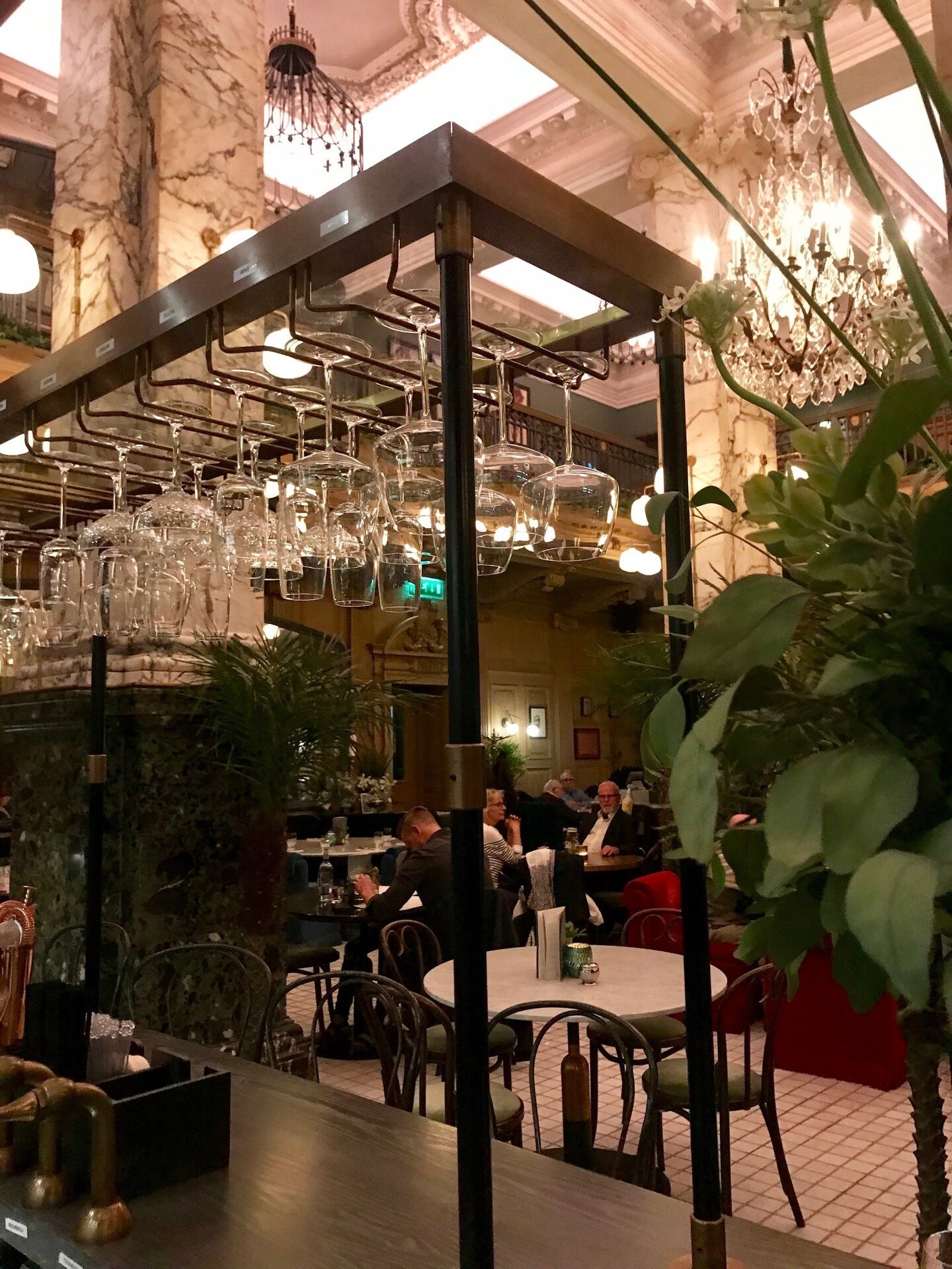 Grand Cafe, também no prédio de séculos passados, faz parte do complexo do hotel, tem brunch e jantar com música ao vivo