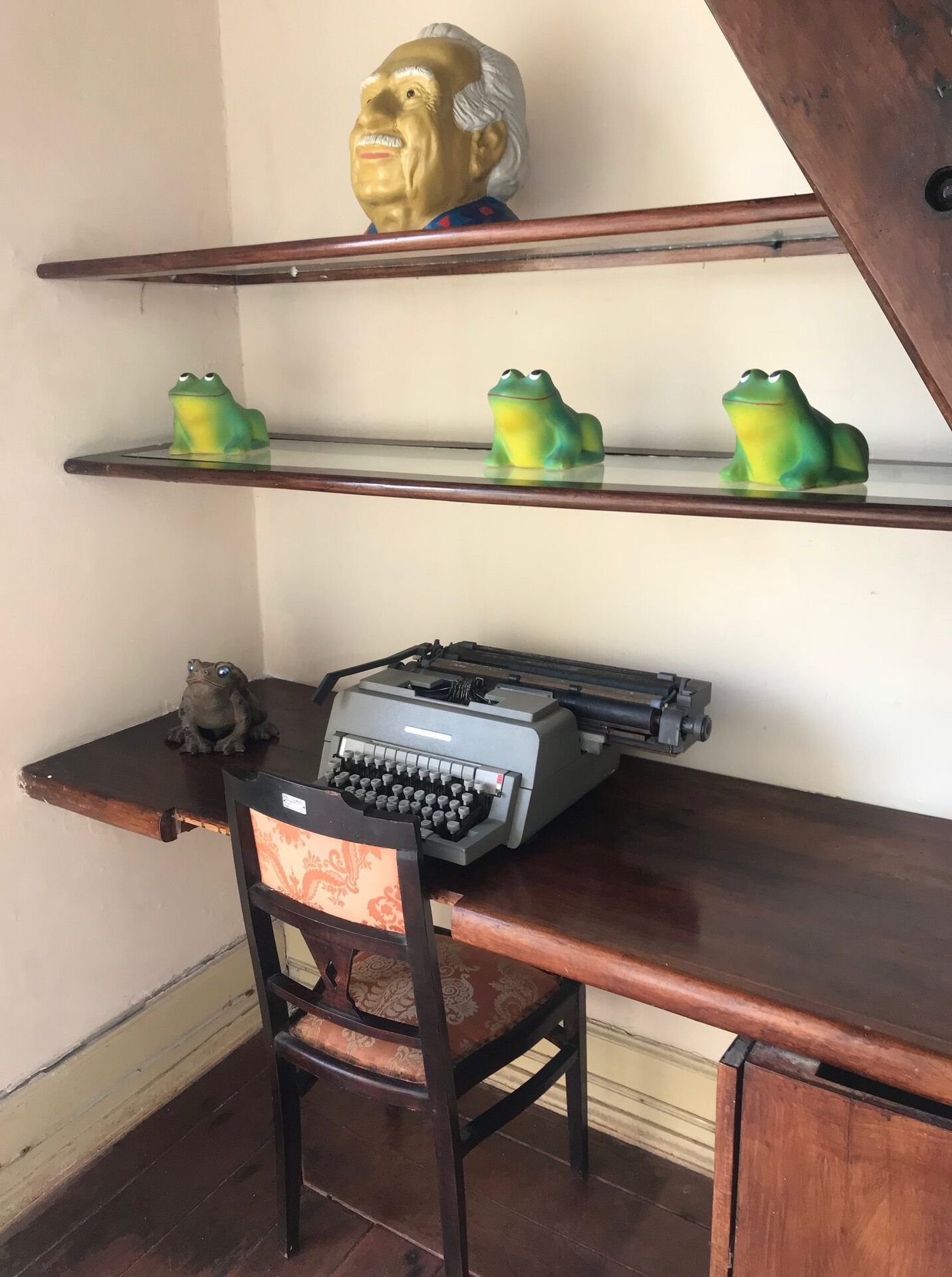 Objetos pessoais de Jorge Amado, como a antiga máquina de escrever, na Casa de Cultura, prédio onde ele morou na infância