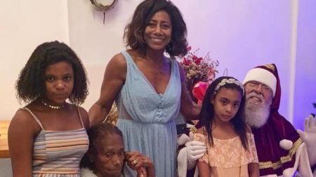 Gloria Maria postou uma foto ao lado das filhas e da mãe, durante comemoração do Natal