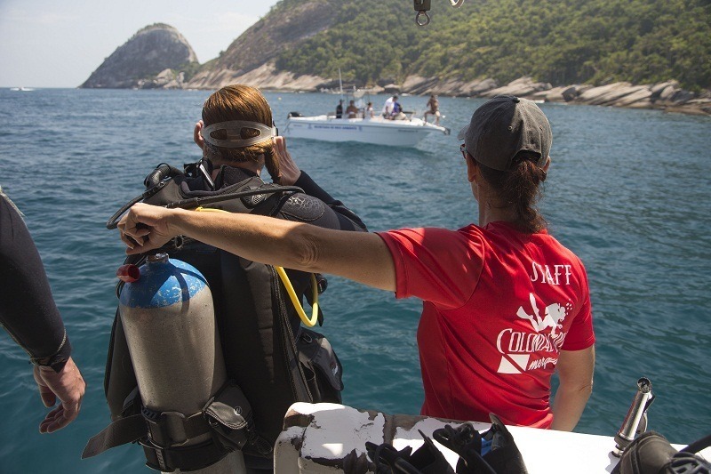 Turista se prepara para mergulhar nos arredores do arquipélago de Alcatrazes