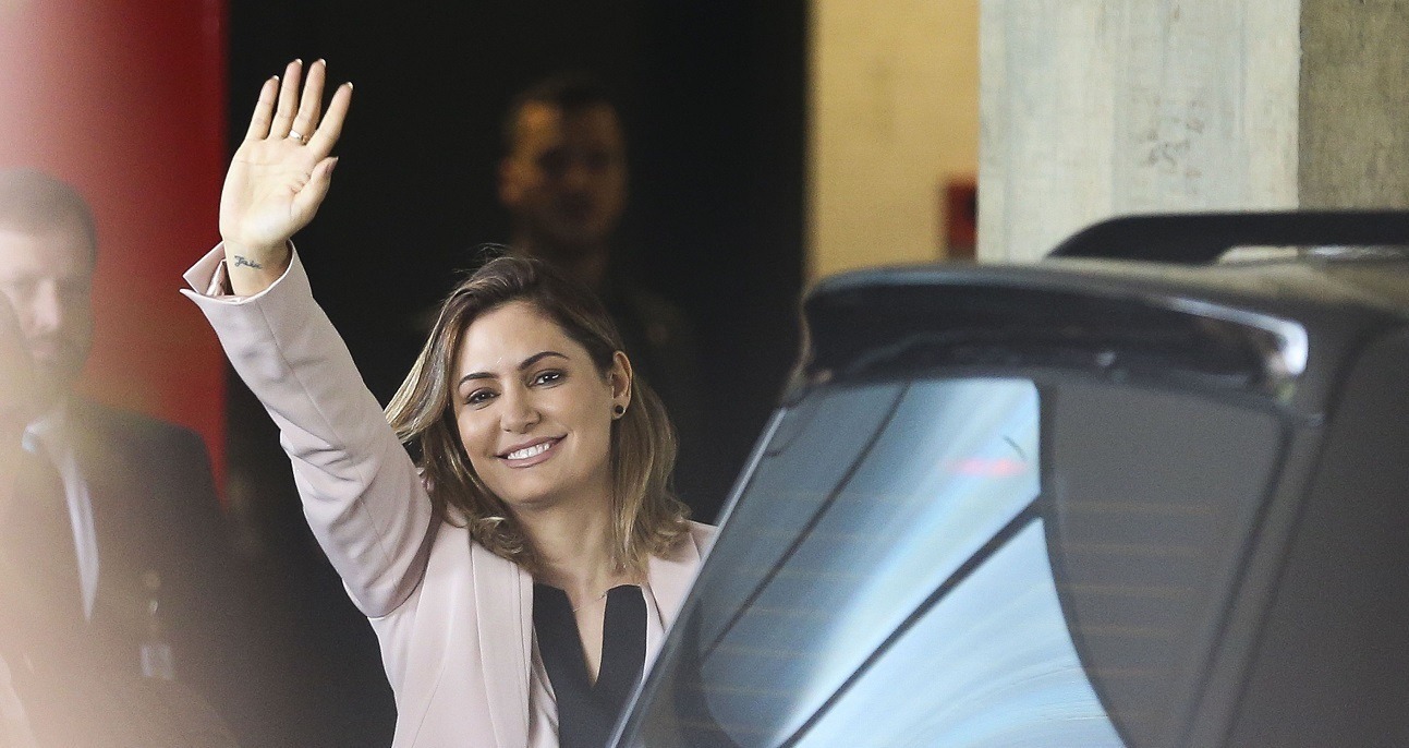 A futura primeira-dama Michelle Bolsonaro chega a Brasília para a primeira viagem à cidade onde nasceu, depois da eleição do marido – Jair Bolsonaro