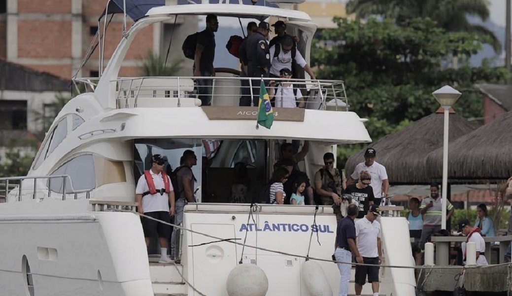 A futura primeira-dama, Michelle Bolsonaro, desembarca no Iate Clube Itacuruçá, em Itacuruçá, litoral sul Fluminense, para seguir para a cidade do Rio de Janeiro. (Foto: Pedro Prado/Folhapress)