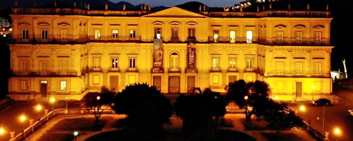 Museu Nacional, que tinha o maio acervo de história natural da América Latina, foi fundado por Dom João VI em 1818