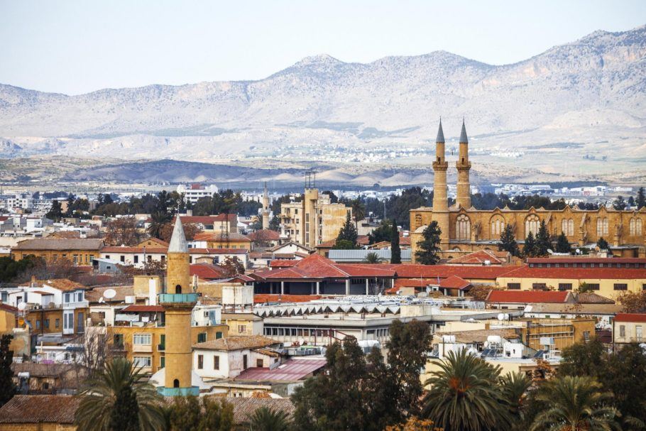 Vista de Nicósia, capital do Chipre; cidade é divida por um muro
