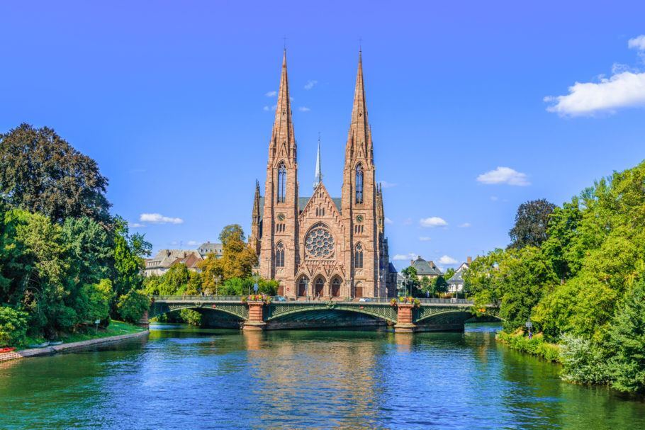 A imponente Catedral de Notre-Dame de Estrasburgo, no nordeste da França