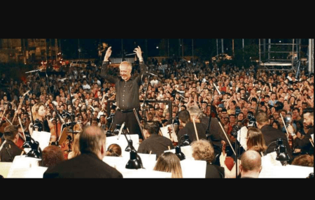 Maestro Abel Rocha regendo o último Concerto de Natal da OSSA em Santo André