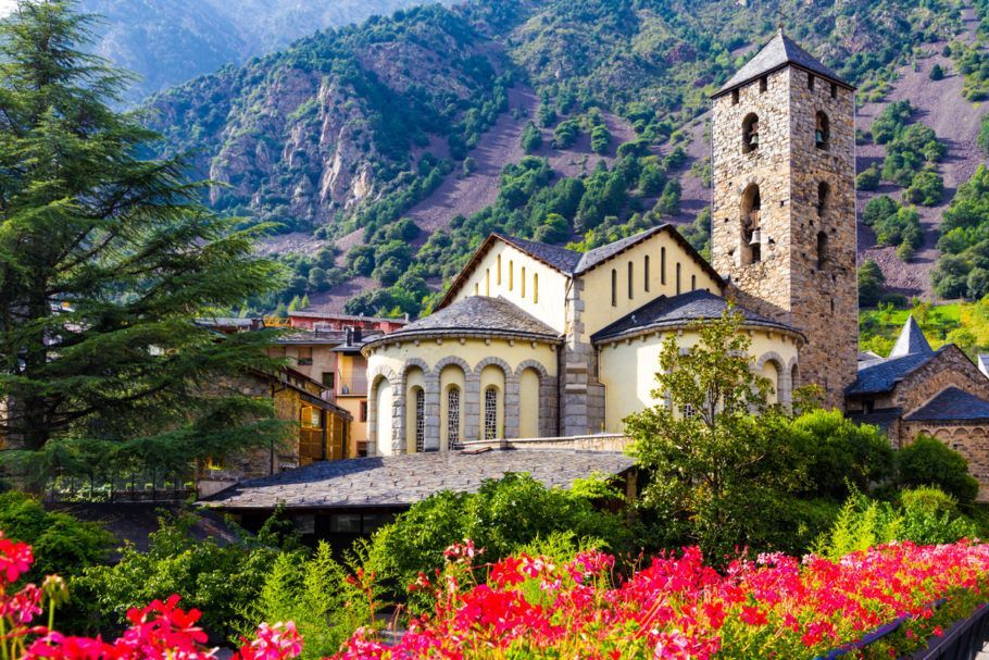 Andorra fica encravada em plena cordilheira dos Pirenéus