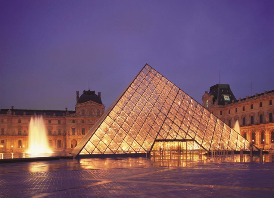 Vista da Pirâmide de Vidro do Museu do Louvre
