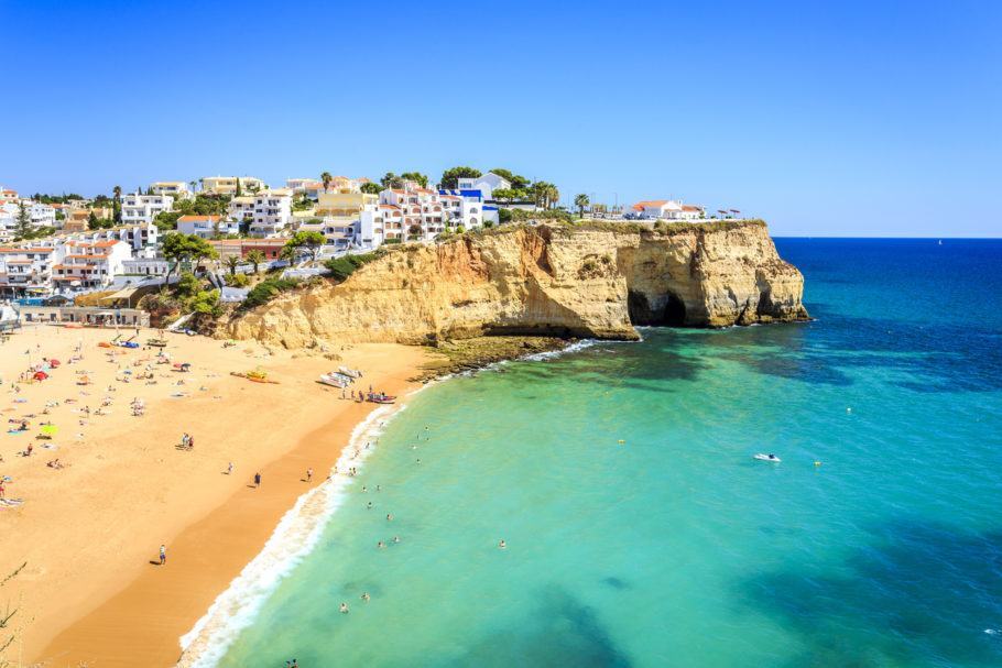 Praia do Carvoeiro, na região do Algarve, em Portugal; país conquistou 17 prêmios no ‘Oscar’ do turismo