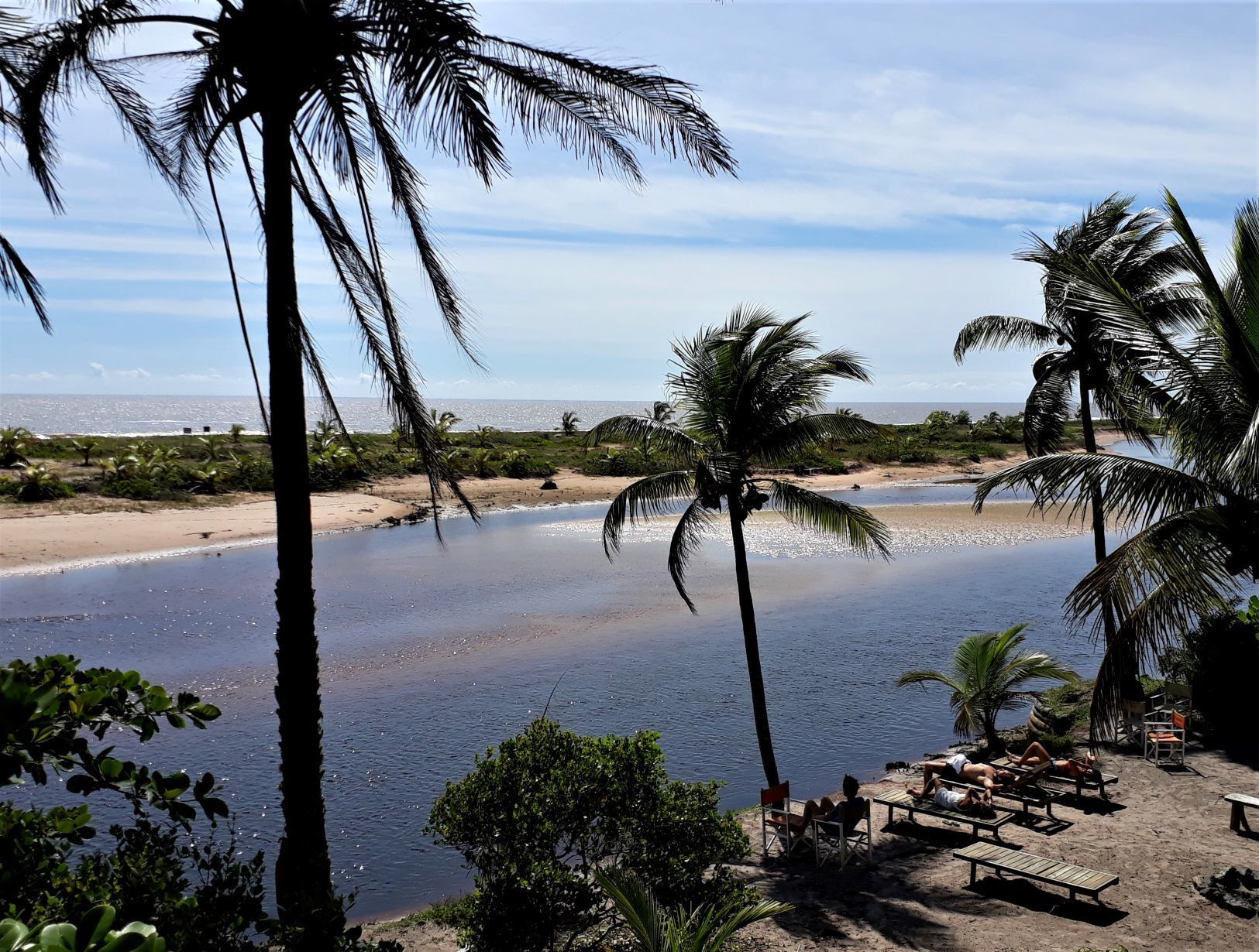 Vista do mirante do Centro Inkiri: rio Piracanga e mar ao fundo